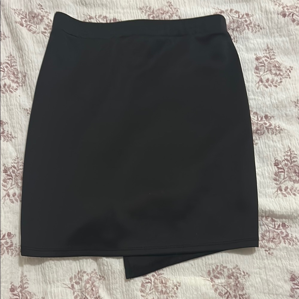 Charlotte Russe Black and White Colorblock Asymmetric Mini Skirt - Picture 3 of 3